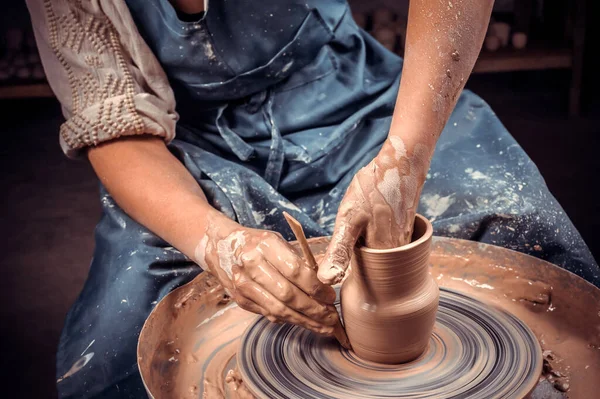 Las manos del alfarero hacen la vasija de barro — Foto de Stock