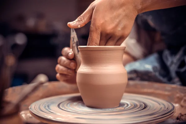 Menina artesanal demonstra o processo de fazer pratos de cerâmica usando a tecnologia antiga. Conceito de arte cerâmica. Close-up. — Fotografia de Stock