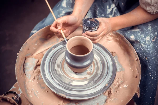 Donna artigiana lavora con argilla su una ruota vasai. Concetto di arte ceramica. Primo piano. — Foto Stock