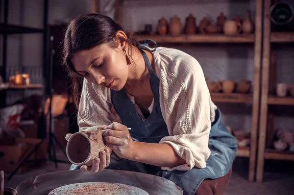 Encantador artesano al volante creando una nueva obra maestra. Trabajos de construcción. — Foto de Stock