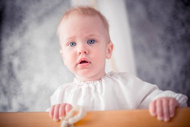 Mavi gözlü sevimli kız.