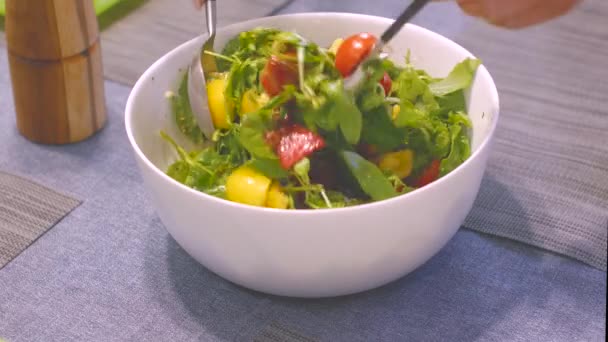 Misturando salada fresca com legumes em um prato branco de perto — Vídeo de Stock