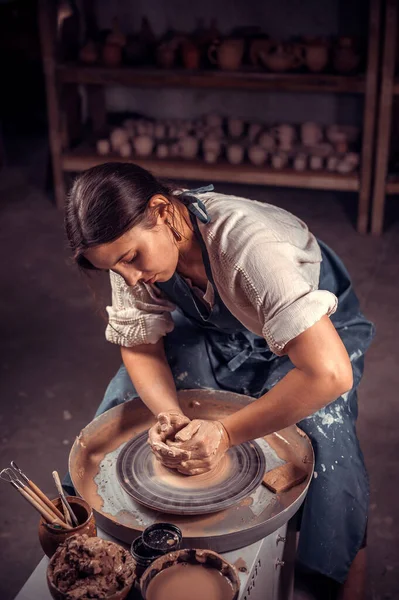 Mulher ceramista encantadora esculpe de barro. Produção artesanal. — Fotografia de Stock