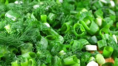 Taze soğan salatası, ahşap masada parselli.