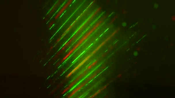 Feixes de laser verde e vermelho em um clube de discoteca — Vídeo de Stock