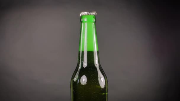 Close-up dari leher botol bir — Stok Video