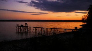Gün batımında sakin bir nehir huzur dolu bir akşamda