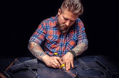 İşte deri ustası.