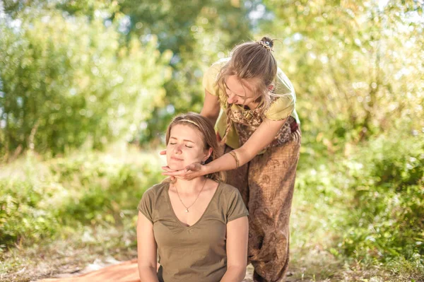 Masaje profesional demuestra refrescantes métodos de masaje en la hierba. —  Fotos de Stock