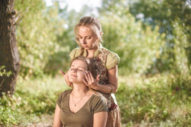 Masaj uzmanı orman zemininde rahatlatıcı bir masaj yapıyor..