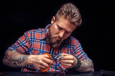 Esnaf olarak çalışan deri adam.