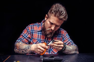 Deri ustası deriden yapılmış yeni bir ürün üretiyor.