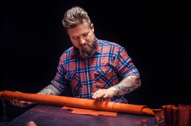 Deri işleme işinde çalışan bir sanatçı.