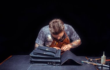 Profesyonel Tanner zanaatkar olarak çalışıyor