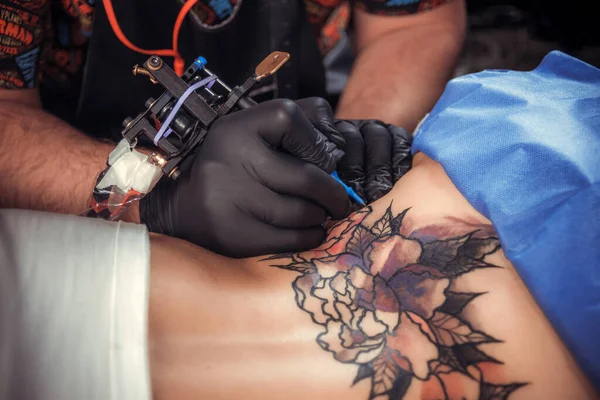 Tattooer at work in salon — Stock Photo, Image