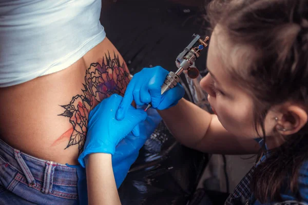 Especialista em tatuagem faz uma tatuagem no estúdio — Fotografia de Stock