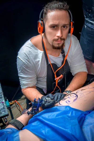 Επαγγελματική tattooist κάνει τατουάζ εικόνα στο σαλόνι — Φωτογραφία Αρχείου