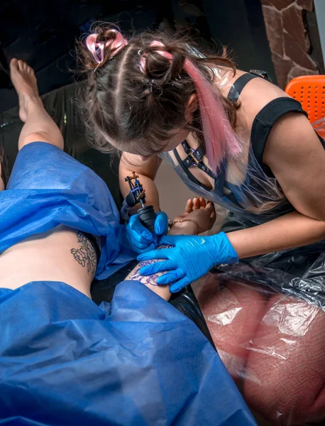 Professionell tatuerare på jobbet — Stockfoto