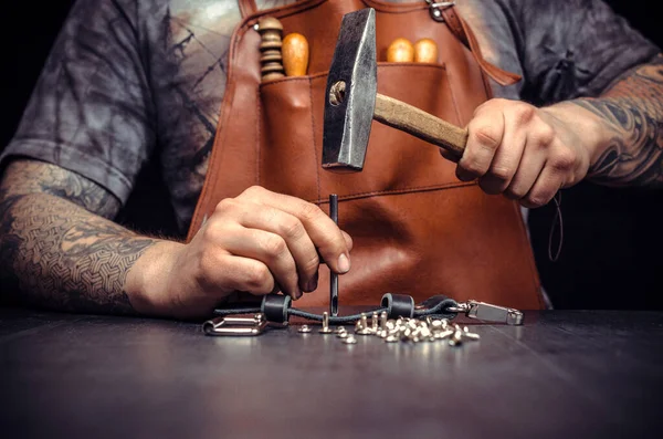 Lugar de trabajo a medida con piezas de cuero y remaches — Foto de Stock