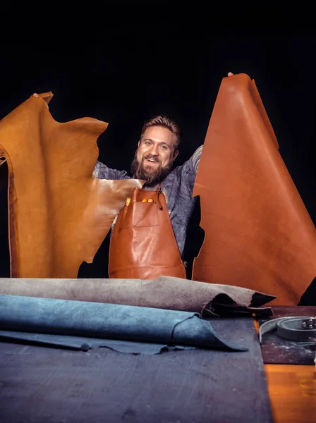 Δερμάτινος αγγελιοφόρος που επεξεργάζεται ένα δερμάτινο αντικείμενο σε ένα εργαστήριο — Φωτογραφία Αρχείου