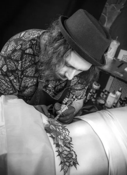 Master arbetar på professionell tatuering maskin enhet i tatuering salong — Stockfoto