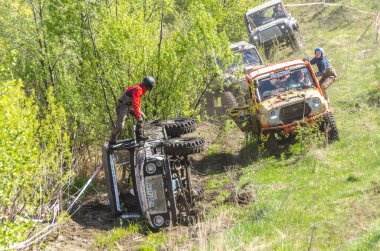 SALOVKA, RUSSIA - 5 Mayıs 2017: Yıllık araba yarışında çamur ve çamur sıçraması 