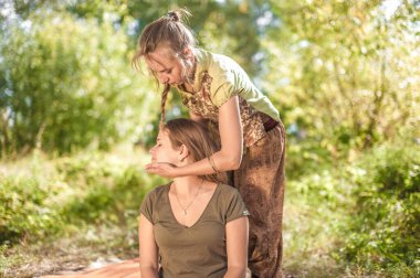 Masaj eğitmeni bir orman açıklığında kapsamlı bir masaj yapar..