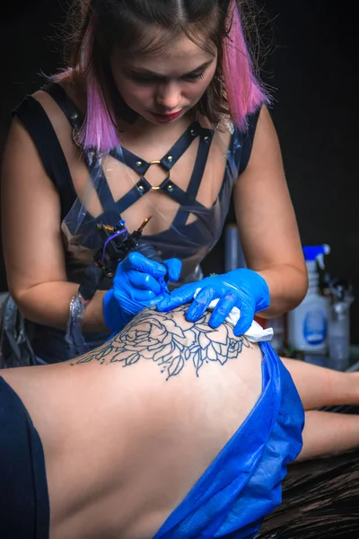 Татуювання робить татуювання в студії татуювання — стокове фото