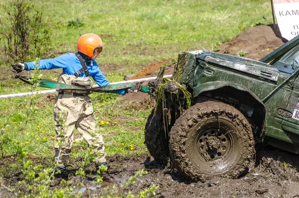 SALOVKA, RUSSIA - May 5, 2017: Jeep driving into mud at the annual car racing "Trophy rubezh 2017" — 图库照片