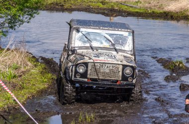 SALOVKA, RUSSIA - 5 Mayıs 2017: Yıllık Trofi Rubezh 2017 'de 4x4 macera yarışı