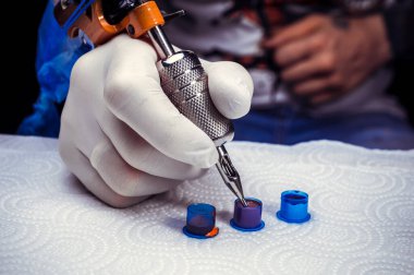 Dövme sanatçısı ve dövme tabancası..