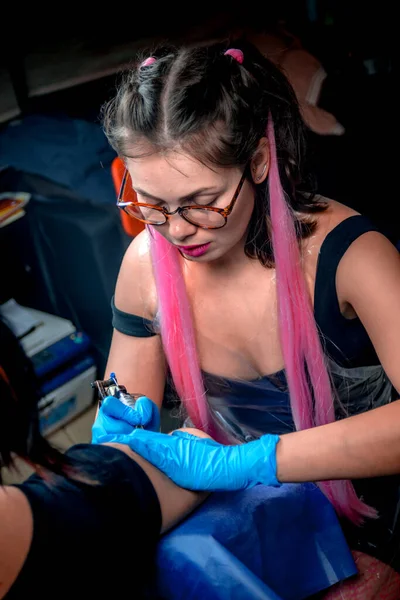 Tetování specialista dělá tetování obrázky ve studiu — Stock fotografie