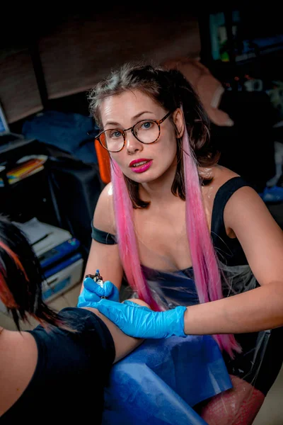 Профессиональный татуировщик делает татуировку в салоне — стоковое фото