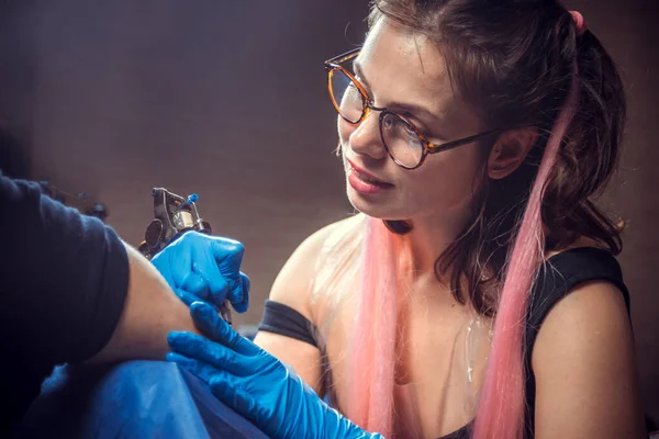 Professionell tatuerare arbetar med professionell tatuering maskingevär i salongen — Stockfoto