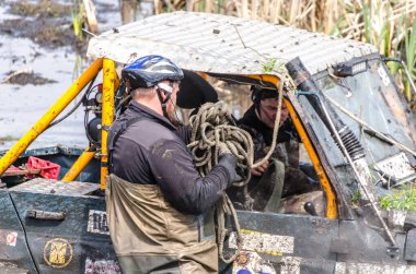 SALOVKA, RUSSIA - 5 Mayıs 2017: Offroad 4 X 4 otomobili çamur ve suda yıllık off-road 4 X-4 araba yarışı