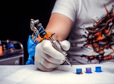 Dövme ustası ve dövme makinesi ustası..