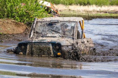 SALOVKA, RUSSIA - 5 Mayıs 2017: Yıllık araba yarışında dört çeker arabalarda aşırı off-road şampiyonluğu 