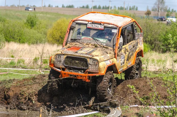 SALOVKA, RUSSIA - May 5, 2017: Annual racing on all wheel drive cars on unassable at the annual car racing "Trophy rubezh 2017". — 图库照片