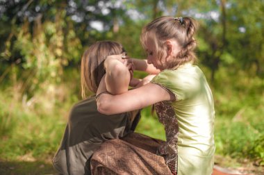 Kız masöz kız perşembe günü bir kıza masaj yapıyor..
