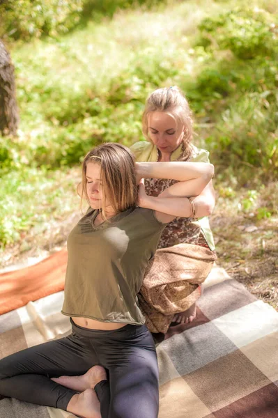 Chica de masaje realiza adecuadamente un gran masaje en la naturaleza. —  Fotos de Stock