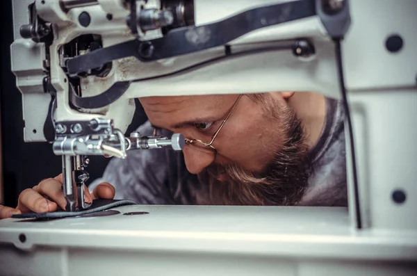 Professional Leather Worker demonstrates leather cutting process at his workshop — Stock Photo, Image