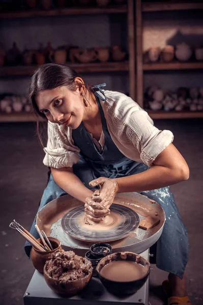 Snygg keramiker mästare kvinna poserar medan du gör lergods. Manuellt arbete. — Stockfoto