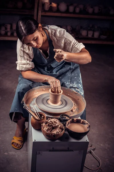 Encantadora cerámica muestra cómo trabajar con la arcilla y la rueda de cerámica. Restauración de las tradiciones de cerámica olvidadas. — Foto de Stock