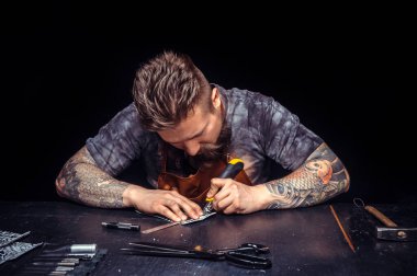 Deri Esnaf yeni deri ürünleri üretiyor.