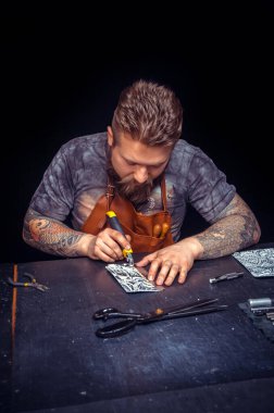 Profesyonel Tanner atölyesinde deri çalışması yapıyor.