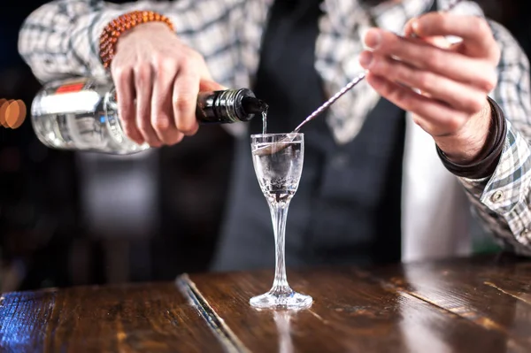 Barman formulates a cocktail in the bar — Stock Photo, Image