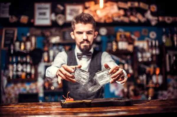 Bartendern blandar en cocktail i pothuset — Stockfoto