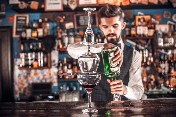 Charmig bartender visar sina yrkeskunskaper bakom baren — Stockfoto