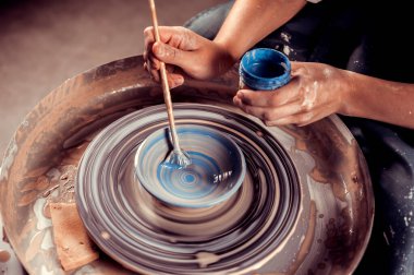 Çömlek atölyesinde çömlekçi çarkında kil modelleme üzerine yüksek lisans.