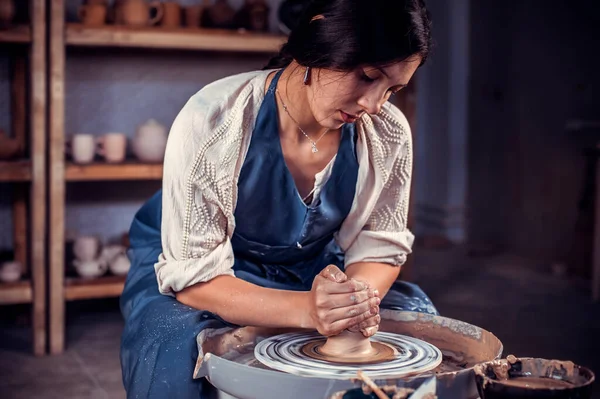 Beautiful young lady making ceramic pottery on wheel. Pottery workshop. — Stock Photo, Image